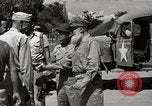 Standbild Gefangenen empfangen Rote Kreuz Pakete CEBU Philippinen, 1945, aus Sekunde 46 historischem Filmmaterial Videoclip 65675026777