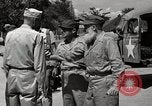 Standbild Gefangenen empfangen Rote Kreuz Pakete CEBU Philippinen, 1945, aus Sekunde 47 historischem Filmmaterial Videoclip 65675026777