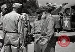 Standbild Gefangenen empfangen Rote Kreuz Pakete CEBU Philippinen, 1945, aus Sekunde 48 historischem Filmmaterial Videoclip 65675026777