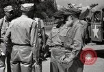 Standbild Gefangenen empfangen Rote Kreuz Pakete CEBU Philippinen, 1945, aus Sekunde 49 historischem Filmmaterial Videoclip 65675026777