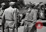Standbild Gefangenen empfangen Rote Kreuz Pakete CEBU Philippinen, 1945, aus Sekunde 50 historischem Filmmaterial Videoclip 65675026777