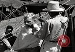 Standbild Gefangenen empfangen Rote Kreuz Pakete CEBU Philippinen, 1945, aus Sekunde 52 historischem Filmmaterial Videoclip 65675026777
