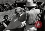 Standbild Gefangenen empfangen Rote Kreuz Pakete CEBU Philippinen, 1945, aus Sekunde 53 historischem Filmmaterial Videoclip 65675026777