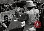 Standbild Gefangenen empfangen Rote Kreuz Pakete CEBU Philippinen, 1945, aus Sekunde 54 historischem Filmmaterial Videoclip 65675026777