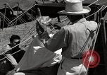 Standbild Gefangenen empfangen Rote Kreuz Pakete CEBU Philippinen, 1945, aus Sekunde 55 historischem Filmmaterial Videoclip 65675026777