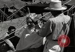 Standbild Gefangenen empfangen Rote Kreuz Pakete CEBU Philippinen, 1945, aus Sekunde 57 historischem Filmmaterial Videoclip 65675026777