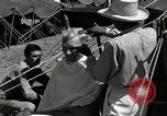 Standbild Gefangenen empfangen Rote Kreuz Pakete CEBU Philippinen, 1945, aus Sekunde 58 historischem Filmmaterial Videoclip 65675026777