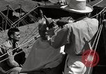 Standbild Gefangenen empfangen Rote Kreuz Pakete CEBU Philippinen, 1945, aus Sekunde 59 historischem Filmmaterial Videoclip 65675026777