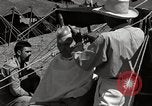 Standbild Gefangenen empfangen Rote Kreuz Pakete CEBU Philippinen, 1945, aus Sekunde 60 historischem Filmmaterial Videoclip 65675026777
