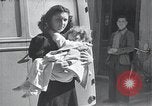 Image civils blessés Italie, 1943, de la seconde 4 séquences d'archives historiques vidéo 65675026804