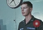 Immagine di Lt Daryl R Younstrum e grandi Giordania dando intelligence briefing Phan Rang Vietnam, 1970, secondo 16 filmato di repertorio 65675026821