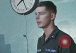 Immagine di Lt Daryl R Younstrum e grandi Giordania dando intelligence briefing Phan Rang Vietnam, 1970, secondo 17 filmato di repertorio 65675026821