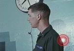 Immagine di Lt Daryl R Younstrum e grandi Giordania dando intelligence briefing Phan Rang Vietnam, 1970, secondo 18 filmato di repertorio 65675026821