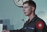 Immagine di Lt Daryl R Younstrum e grandi Giordania dando intelligence briefing Phan Rang Vietnam, 1970, secondo 20 filmato di repertorio 65675026821