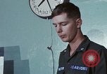 Immagine di Lt Daryl R Younstrum e grandi Giordania dando intelligence briefing Phan Rang Vietnam, 1970, secondo 22 filmato di repertorio 65675026821