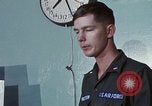Immagine di Lt Daryl R Younstrum e grandi Giordania dando intelligence briefing Phan Rang Vietnam, 1970, secondo 23 filmato di repertorio 65675026821