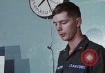 Immagine di Lt Daryl R Younstrum e grandi Giordania dando intelligence briefing Phan Rang Vietnam, 1970, secondo 24 filmato di repertorio 65675026821