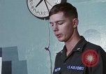 Immagine di Lt Daryl R Younstrum e grandi Giordania dando intelligence briefing Phan Rang Vietnam, 1970, secondo 26 filmato di repertorio 65675026821