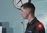 Immagine di Lt Daryl R Younstrum e grandi Giordania dando intelligence briefing Phan Rang Vietnam, 1970, secondo 28 filmato di repertorio 65675026821