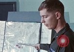 Immagine di Lt Daryl R Younstrum e grandi Giordania dando intelligence briefing Phan Rang Vietnam, 1970, secondo 29 filmato di repertorio 65675026821