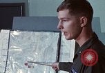 Immagine di Lt Daryl R Younstrum e grandi Giordania dando intelligence briefing Phan Rang Vietnam, 1970, secondo 30 filmato di repertorio 65675026821