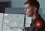 Immagine di Lt Daryl R Younstrum e grandi Giordania dando intelligence briefing Phan Rang Vietnam, 1970, secondo 31 filmato di repertorio 65675026821