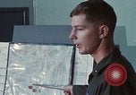 Immagine di Lt Daryl R Younstrum e grandi Giordania dando intelligence briefing Phan Rang Vietnam, 1970, secondo 32 filmato di repertorio 65675026821