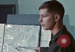 Immagine di Lt Daryl R Younstrum e grandi Giordania dando intelligence briefing Phan Rang Vietnam, 1970, secondo 33 filmato di repertorio 65675026821