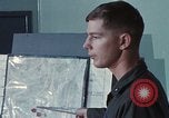 Immagine di Lt Daryl R Younstrum e grandi Giordania dando intelligence briefing Phan Rang Vietnam, 1970, secondo 34 filmato di repertorio 65675026821