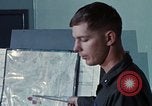 Immagine di Lt Daryl R Younstrum e grandi Giordania dando intelligence briefing Phan Rang Vietnam, 1970, secondo 35 filmato di repertorio 65675026821