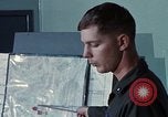 Immagine di Lt Daryl R Younstrum e grandi Giordania dando intelligence briefing Phan Rang Vietnam, 1970, secondo 36 filmato di repertorio 65675026821
