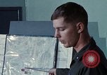 Immagine di Lt Daryl R Younstrum e grandi Giordania dando intelligence briefing Phan Rang Vietnam, 1970, secondo 37 filmato di repertorio 65675026821