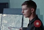 Immagine di Lt Daryl R Younstrum e grandi Giordania dando intelligence briefing Phan Rang Vietnam, 1970, secondo 38 filmato di repertorio 65675026821
