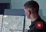 Immagine di Lt Daryl R Younstrum e grandi Giordania dando intelligence briefing Phan Rang Vietnam, 1970, secondo 40 filmato di repertorio 65675026821