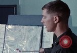 Immagine di Lt Daryl R Younstrum e grandi Giordania dando intelligence briefing Phan Rang Vietnam, 1970, secondo 41 filmato di repertorio 65675026821