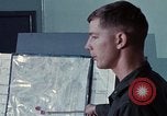 Immagine di Lt Daryl R Younstrum e grandi Giordania dando intelligence briefing Phan Rang Vietnam, 1970, secondo 42 filmato di repertorio 65675026821