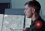 Immagine di Lt Daryl R Younstrum e grandi Giordania dando intelligence briefing Phan Rang Vietnam, 1970, secondo 43 filmato di repertorio 65675026821