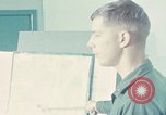 Immagine di Lt Daryl R Younstrum e grandi Giordania dando intelligence briefing Phan Rang Vietnam, 1970, secondo 44 filmato di repertorio 65675026821