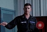 Immagine di Lt Daryl R Younstrum e grandi Giordania dando intelligence briefing Phan Rang Vietnam, 1970, secondo 61 filmato di repertorio 65675026821