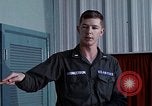 Immagine di Lt Daryl R Younstrum e grandi Giordania dando intelligence briefing Phan Rang Vietnam, 1970, secondo 62 filmato di repertorio 65675026821