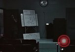 Immagine di Lt Daryl R Youngstrum e grandi Giordania fornendo informazioni Phan Rang Vietnam, 1970, secondo 3 filmato di repertorio 65675026823