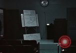 Immagine di Lt Daryl R Youngstrum e grandi Giordania fornendo informazioni Phan Rang Vietnam, 1970, secondo 5 filmato di repertorio 65675026823