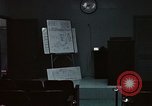Immagine di Lt Daryl R Youngstrum e grandi Giordania fornendo informazioni Phan Rang Vietnam, 1970, secondo 6 filmato di repertorio 65675026823