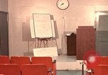 Immagine di Lt Daryl R Youngstrum e grandi Giordania fornendo informazioni Phan Rang Vietnam, 1970, secondo 7 filmato di repertorio 65675026823