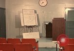 Immagine di Lt Daryl R Youngstrum e grandi Giordania fornendo informazioni Phan Rang Vietnam, 1970, secondo 8 filmato di repertorio 65675026823