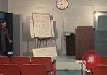 Immagine di Lt Daryl R Youngstrum e grandi Giordania fornendo informazioni Phan Rang Vietnam, 1970, secondo 9 filmato di repertorio 65675026823