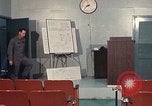 Immagine di Lt Daryl R Youngstrum e grandi Giordania fornendo informazioni Phan Rang Vietnam, 1970, secondo 10 filmato di repertorio 65675026823