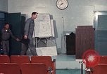 Immagine di Lt Daryl R Youngstrum e grandi Giordania fornendo informazioni Phan Rang Vietnam, 1970, secondo 11 filmato di repertorio 65675026823