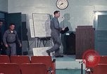 Immagine di Lt Daryl R Youngstrum e grandi Giordania fornendo informazioni Phan Rang Vietnam, 1970, secondo 12 filmato di repertorio 65675026823