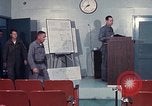 Immagine di Lt Daryl R Youngstrum e grandi Giordania fornendo informazioni Phan Rang Vietnam, 1970, secondo 13 filmato di repertorio 65675026823